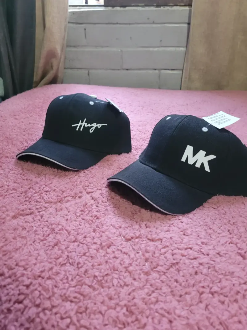 Set de gorras negras de marcas variadas - 3