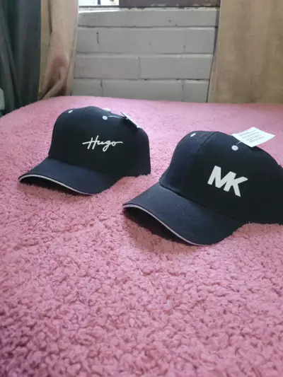 Set de gorras negras de marcas variadas - miniatura 3
