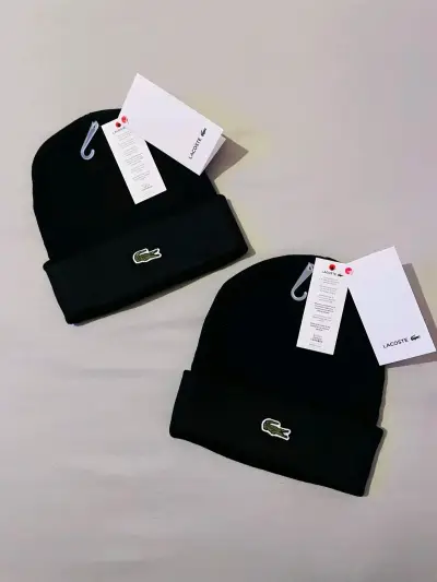Gorros de lana Lacoste y Tommy Hilfiger - miniatura 1