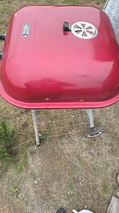 Parrilla portátil roja Backyard Grill - miniatura 2