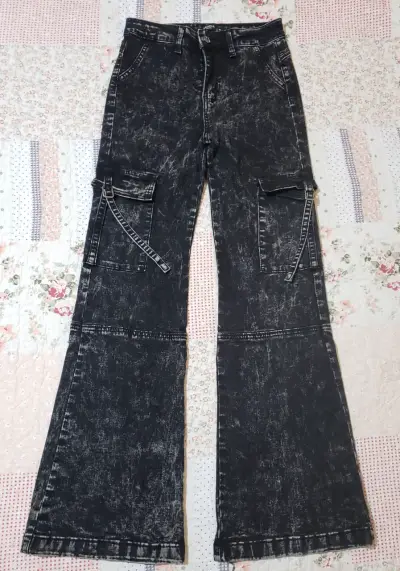 Pantalones cargo acampanados negros desgastados - miniatura 1