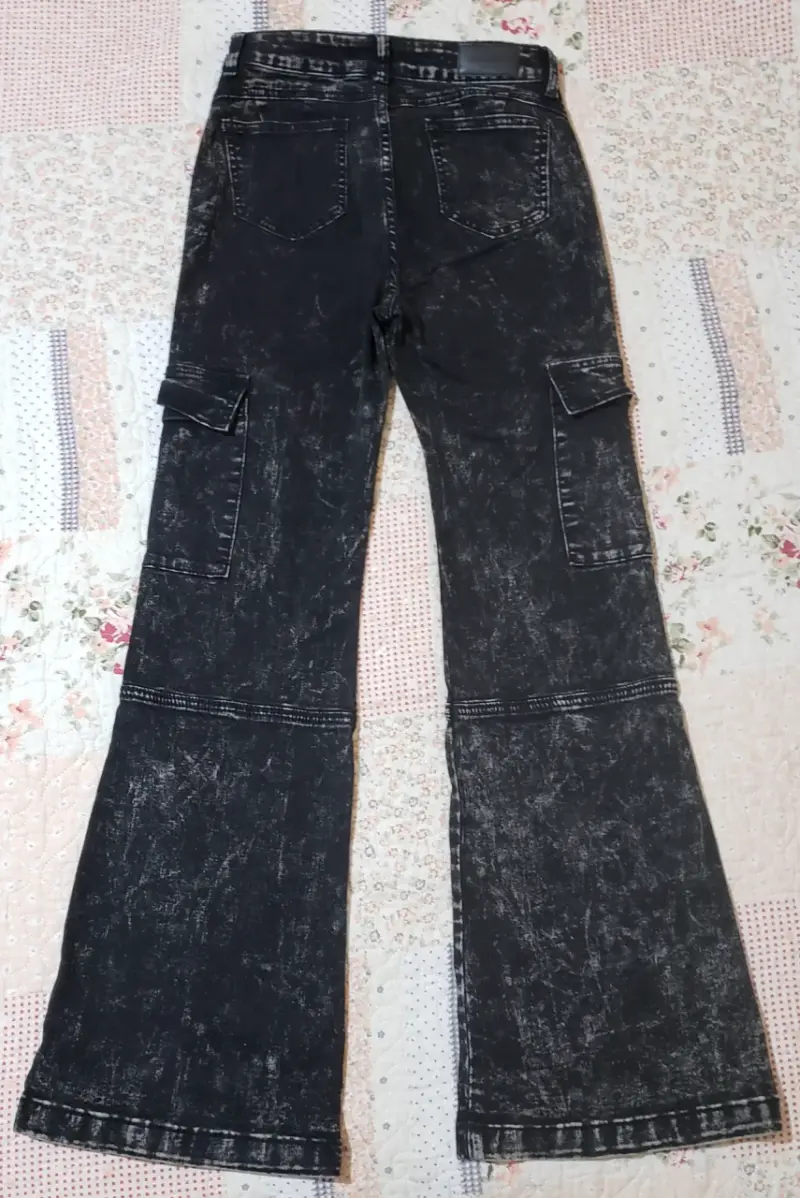 Pantalones cargo acampanados negros desgastados - 2