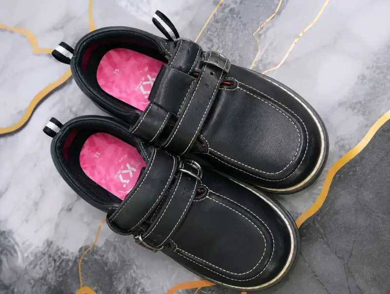Zapatos escolares negros para niño