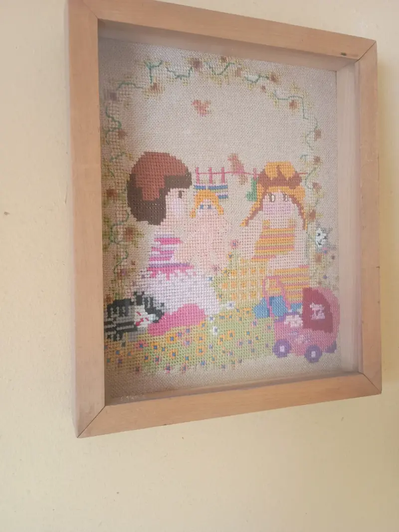 Cuadros bordados enmarcados con diseño infantil - 1