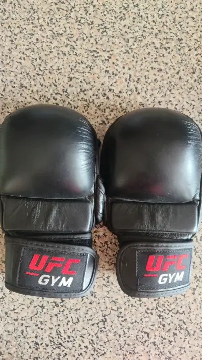 Guantes de boxeo UFC Gym negros - miniatura 1