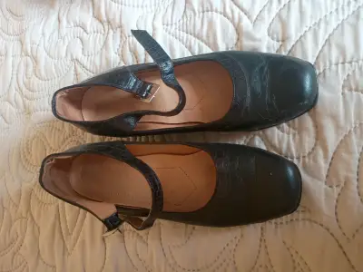 Zapatos de mujer negros con hebilla - miniatura 1