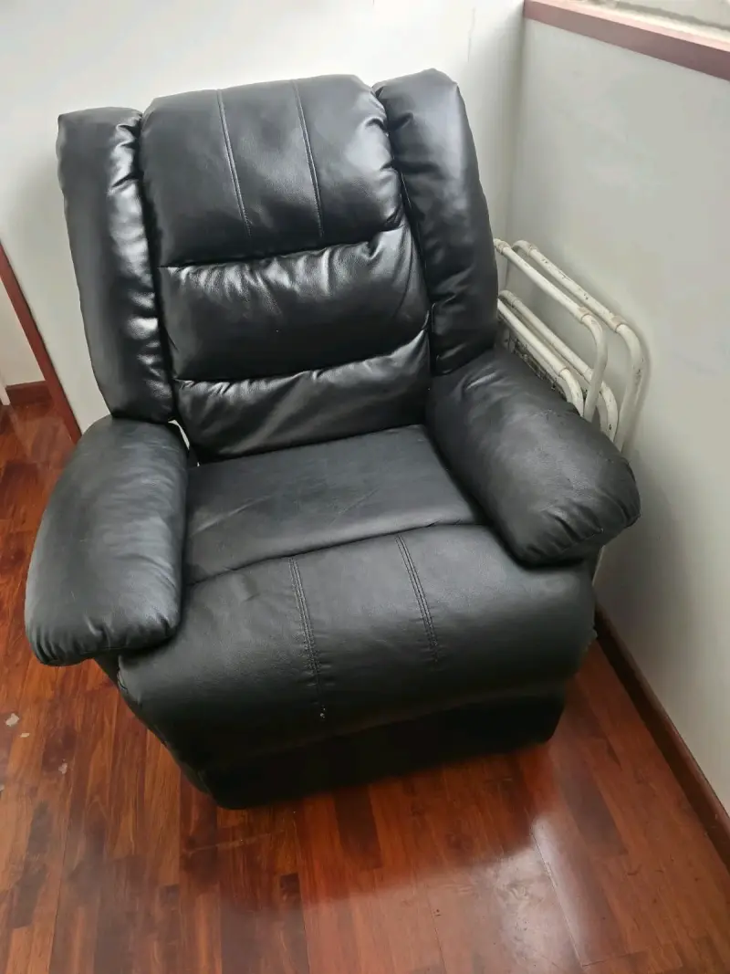 Sillón reclinable de cuero negro en buen estado - 1