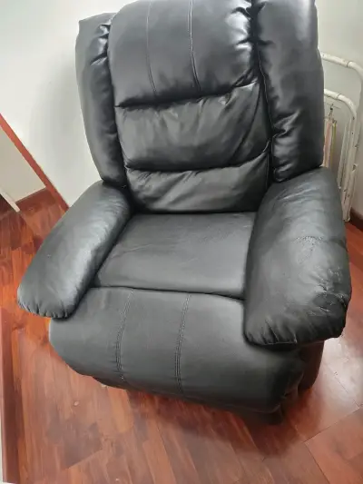 Sillón reclinable de cuero negro en buen estado - miniatura 2