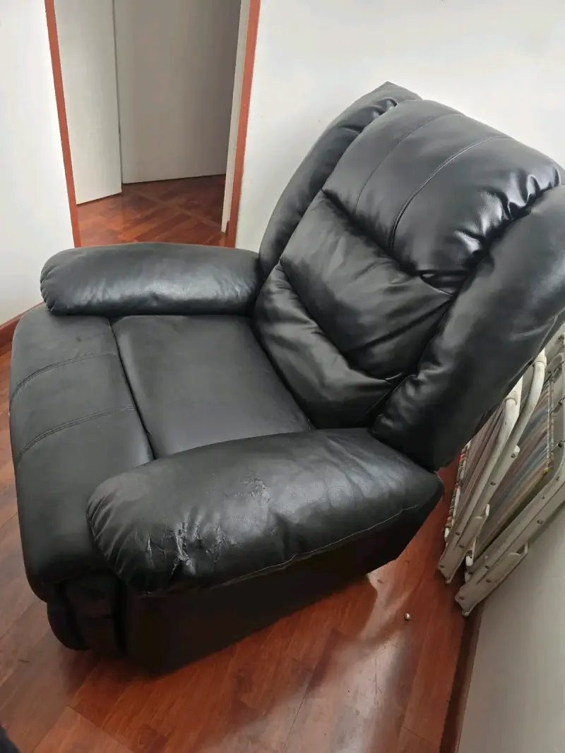 Sillón reclinable de cuero negro en buen estado - 3