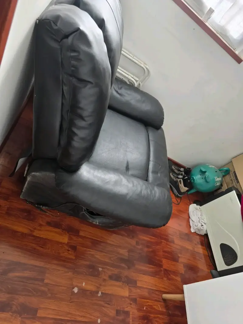 Sillón reclinable de cuero negro en buen estado - 4