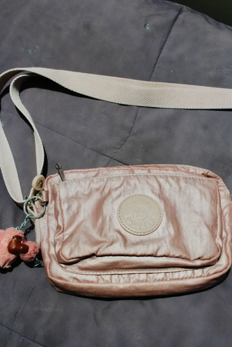 Bandolera Kipling color rosa metálico con llavero - 2