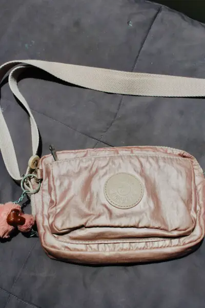 Bandolera Kipling color rosa metálico con llavero - miniatura 2