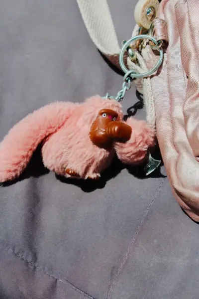 Bandolera Kipling color rosa metálico con llavero - miniatura 3