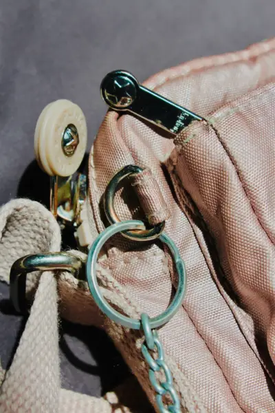 Bandolera Kipling color rosa metálico con llavero - miniatura 4