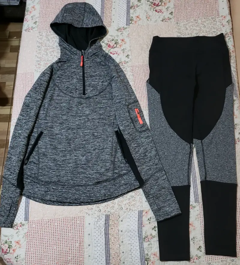 Conjunto deportivo gris con capucha y leggings - 1