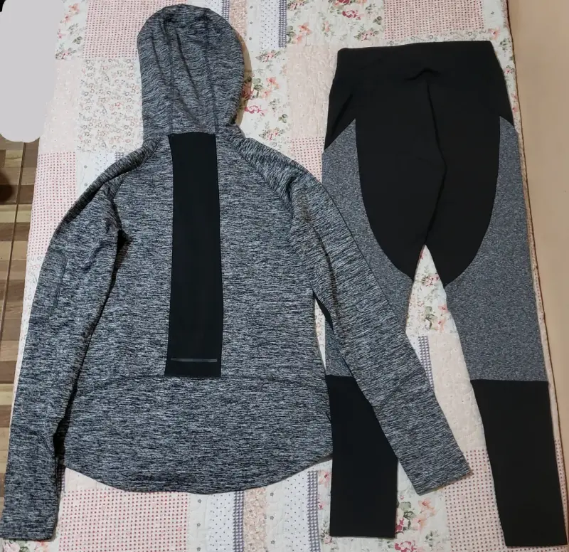 Conjunto deportivo gris con capucha y leggings - 2