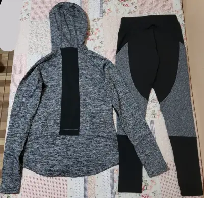 Conjunto deportivo gris con capucha y leggings - miniatura 2