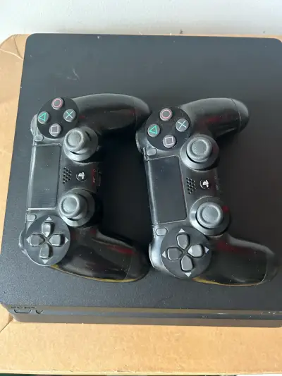 Consola PlayStation 4 con dos controles - miniatura 1