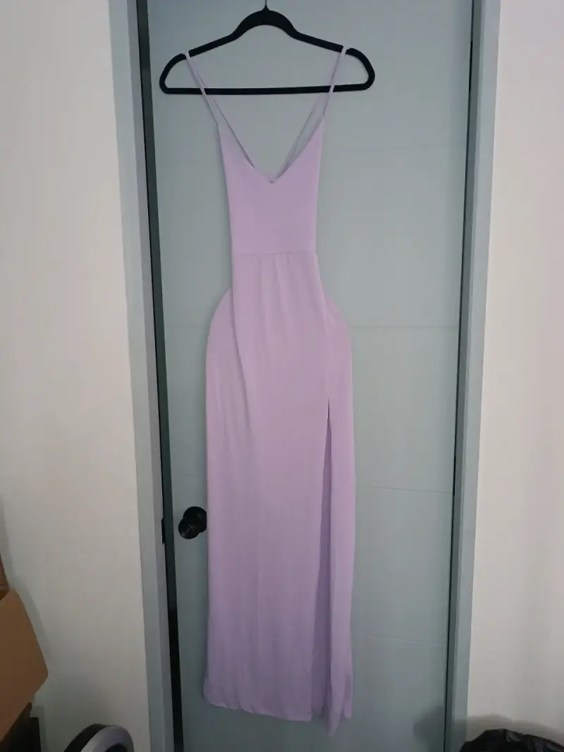 Vestido largo lila con tirantes y abertura - 2