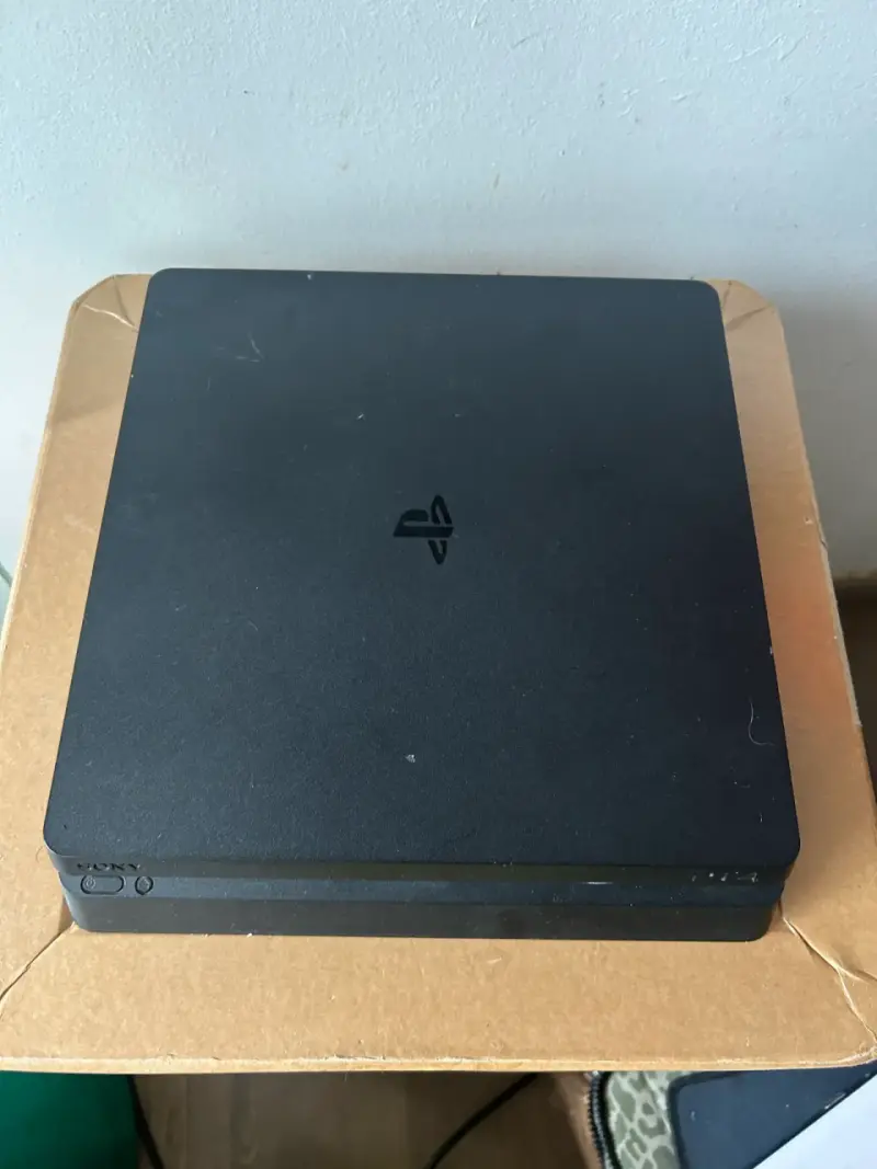 Consola PlayStation 4 con dos controles - 2