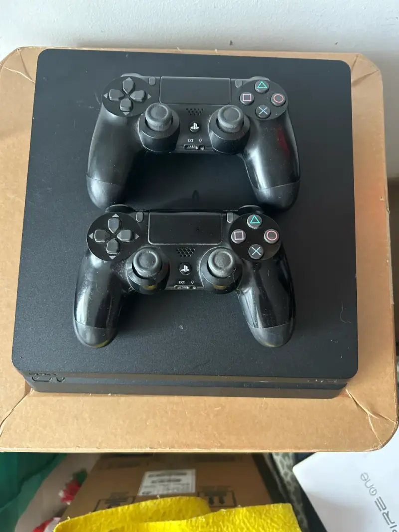 Consola PlayStation 4 con dos controles - 3