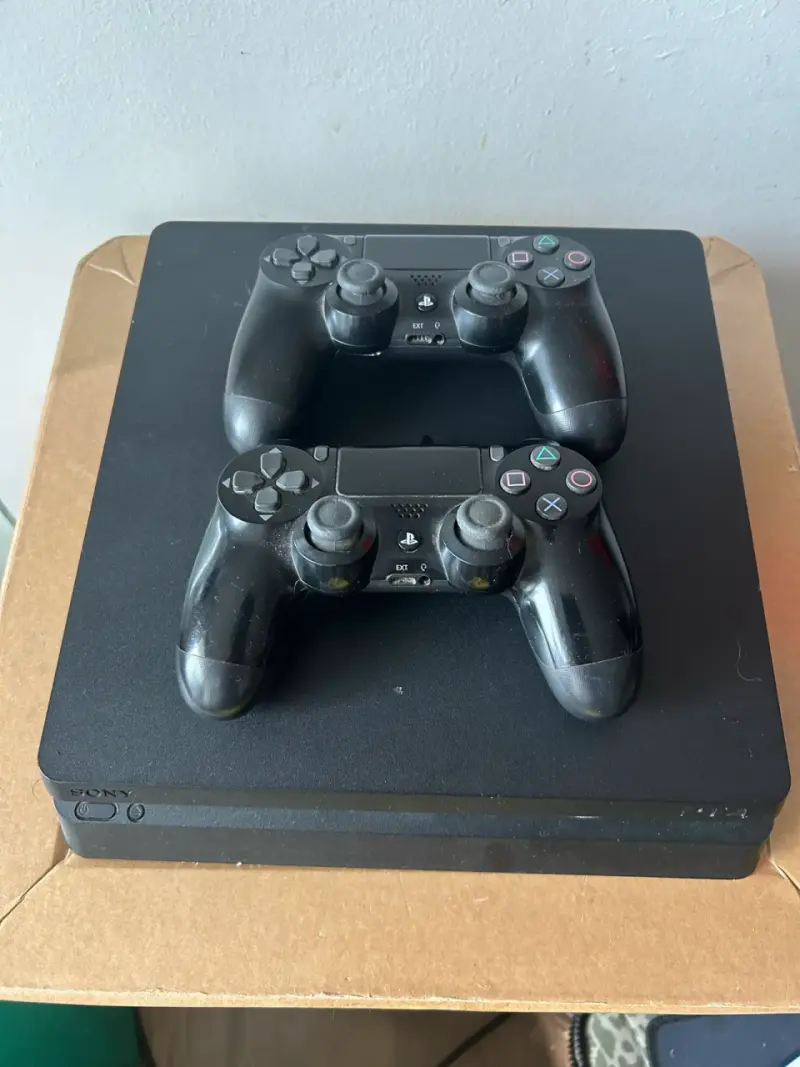 Consola PlayStation 4 con dos controles - 4