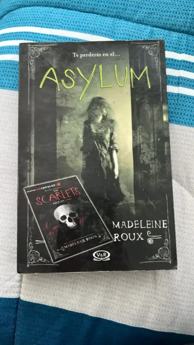 Libro Asylum de Madeleine Roux en buen estado - miniatura 1