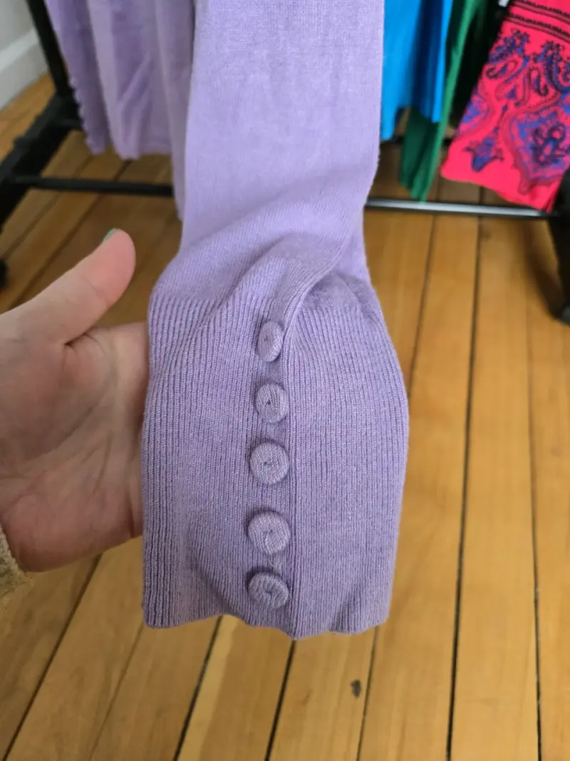 Suéter lila de cuello alto con botones Alaniz - 5