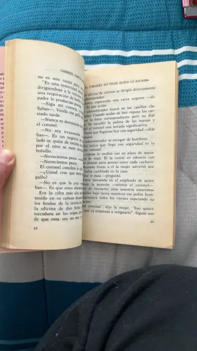 Libro 'El coronel no tiene quien le escriba' de Gabriel García Márquez - miniatura 2