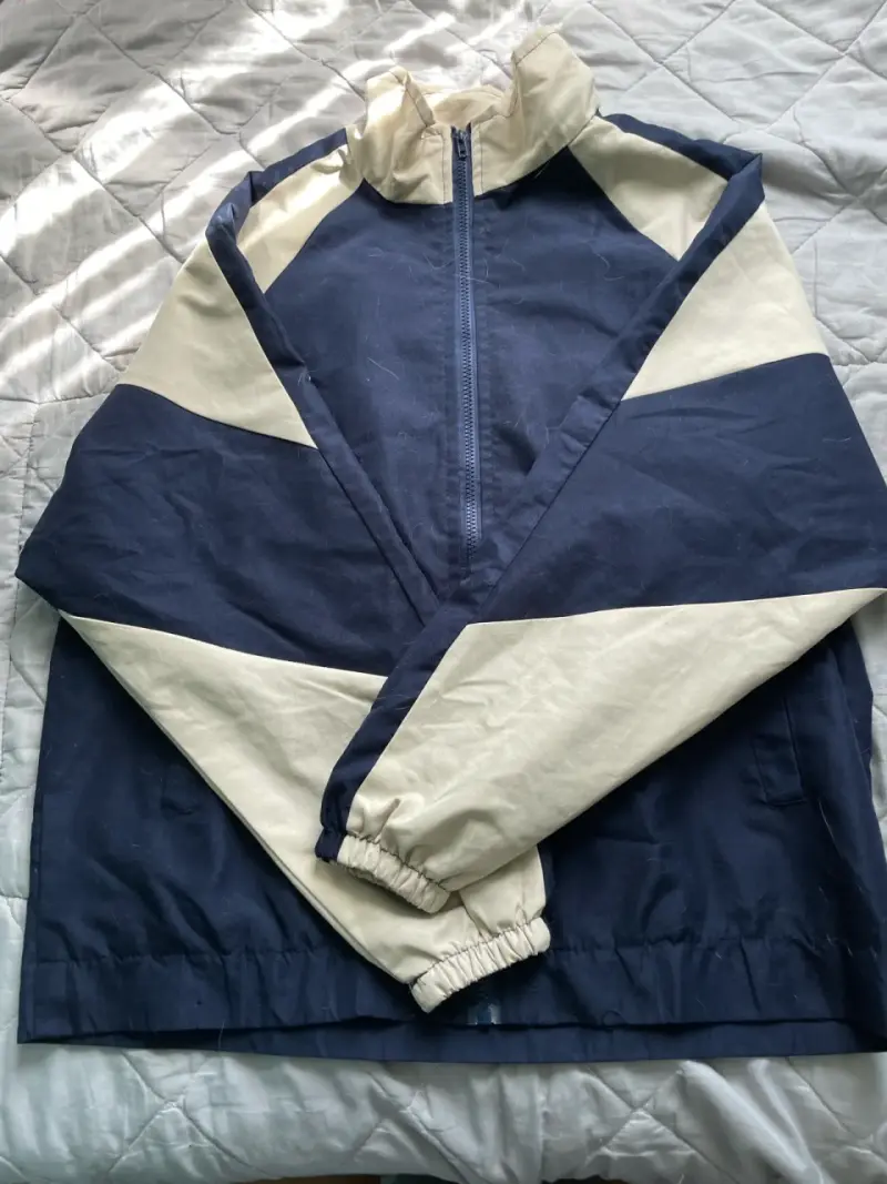 Chaqueta deportiva azul y beige con cierre - 1