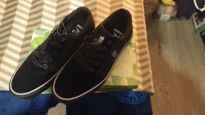 Zapatillas negras de lona con suela de goma - miniatura 2