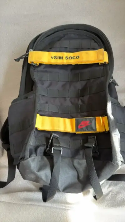 Mochila táctica negra Nike con correas amarillas - miniatura 1