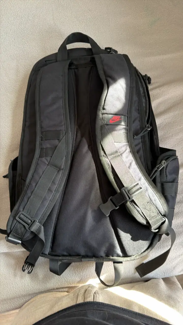 Mochila táctica negra Nike con correas amarillas - 2