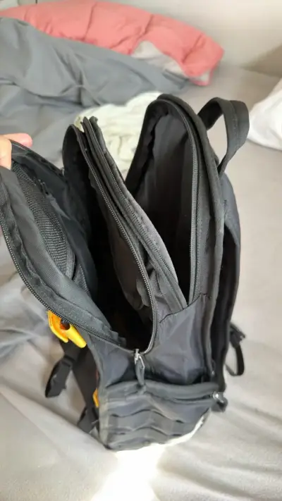 Mochila táctica negra Nike con correas amarillas - miniatura 3