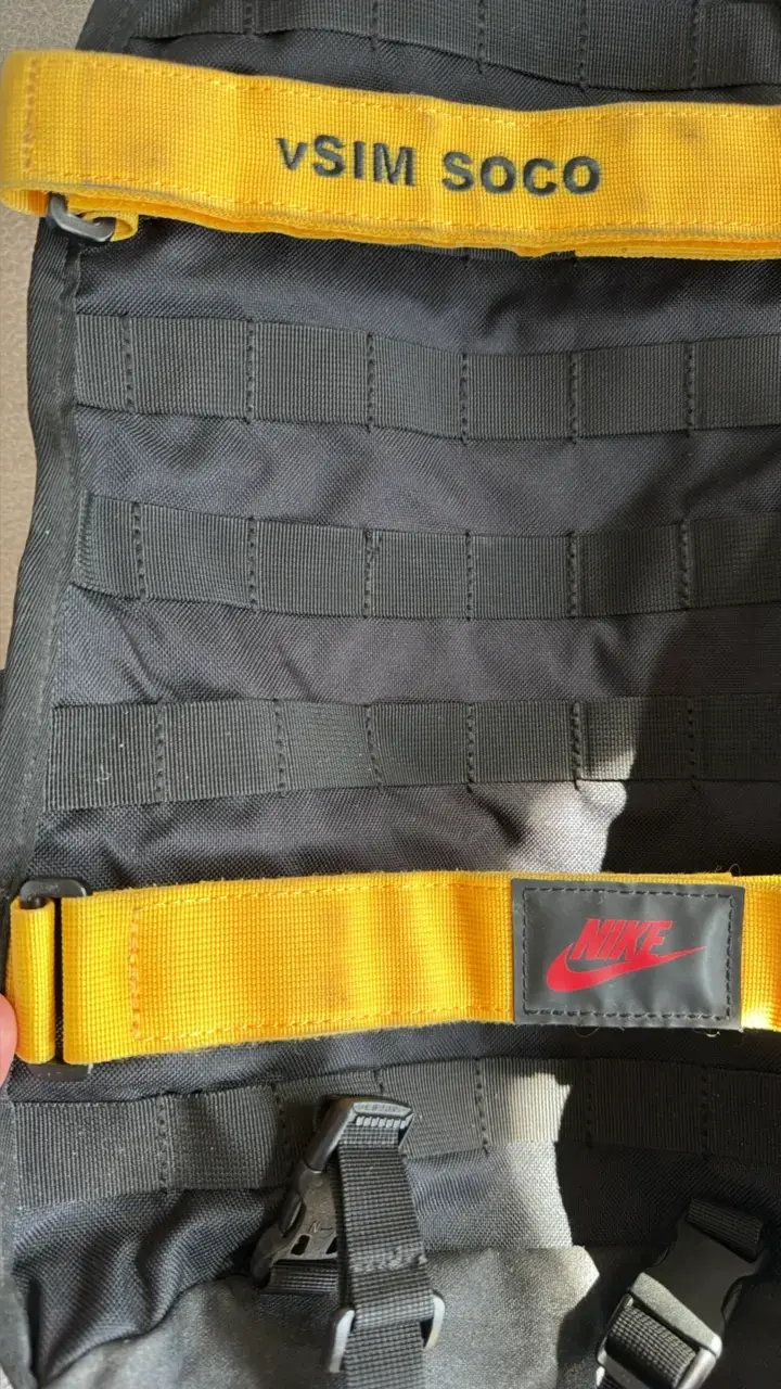 Mochila táctica negra Nike con correas amarillas - 4