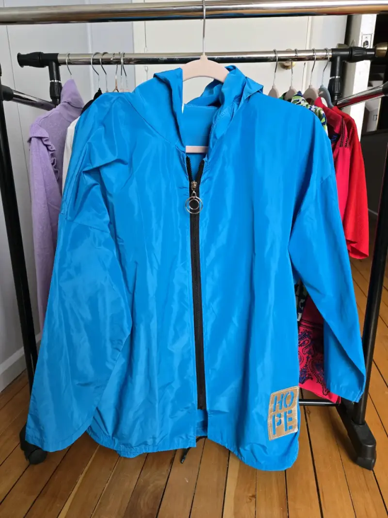 Chaqueta azul con capucha - 3
