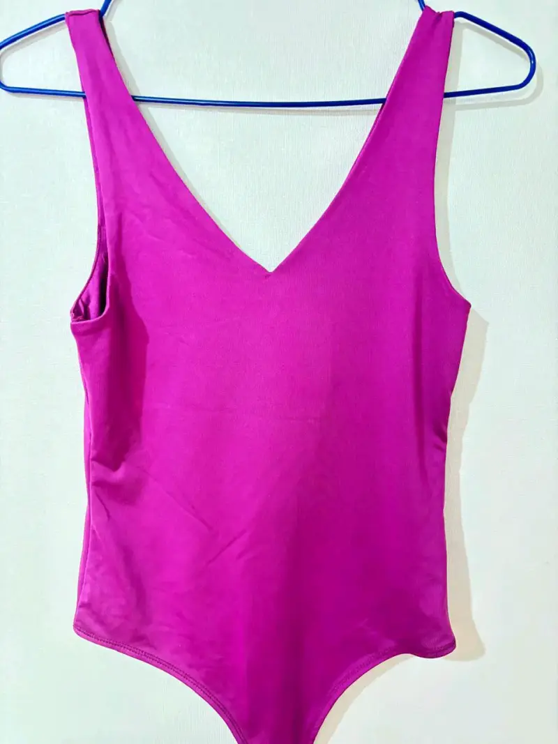 Body de mujer color fucsia sin mangas
