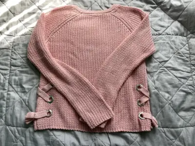 Suéter rosa con detalles de lazos laterales - miniatura 1