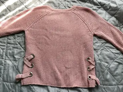 Suéter rosa con detalles de lazos laterales - miniatura 2