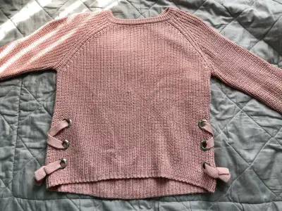 Suéter rosa con detalles de lazos laterales - miniatura 3