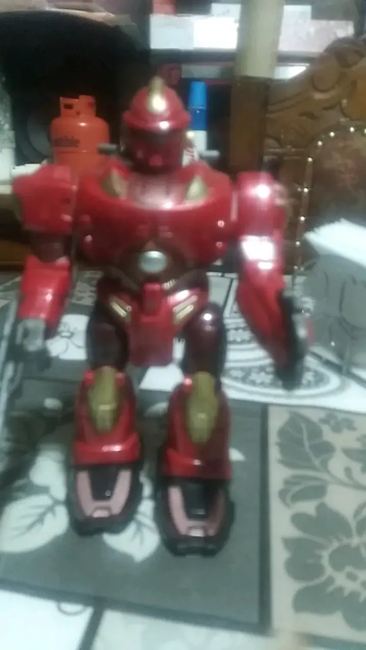 Robot de Juguete Rojo con Detalles Dorados - 1
