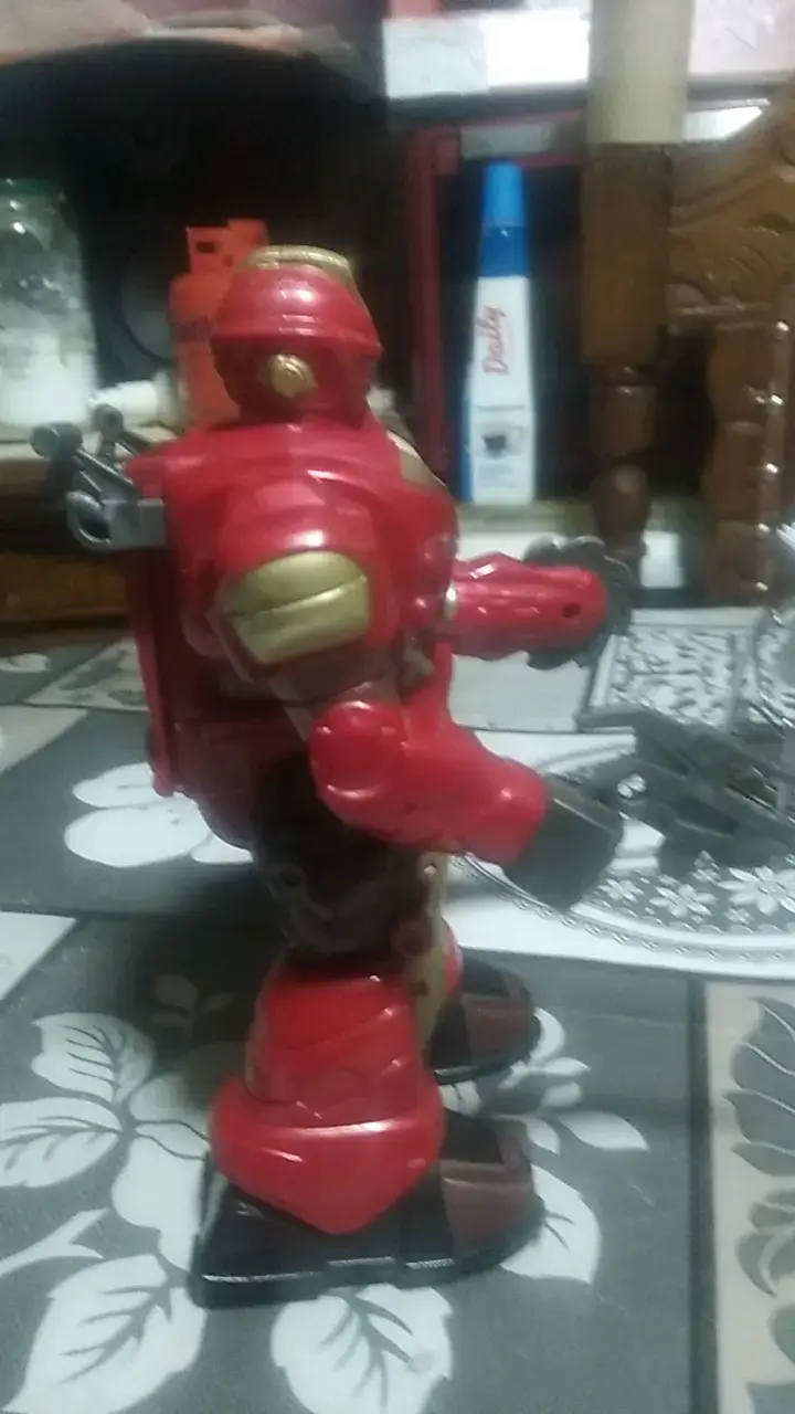 Robot de Juguete Rojo con Detalles Dorados - 2