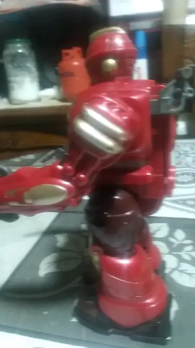 Robot de Juguete Rojo con Detalles Dorados - miniatura 4