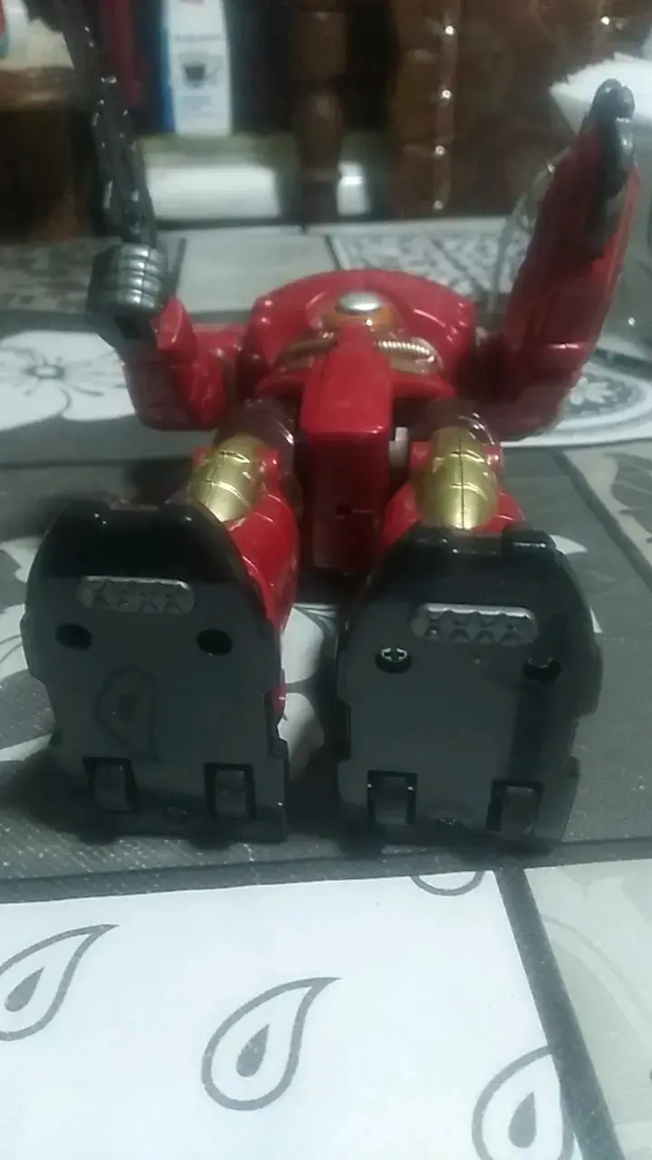 Robot de Juguete Rojo con Detalles Dorados - 5
