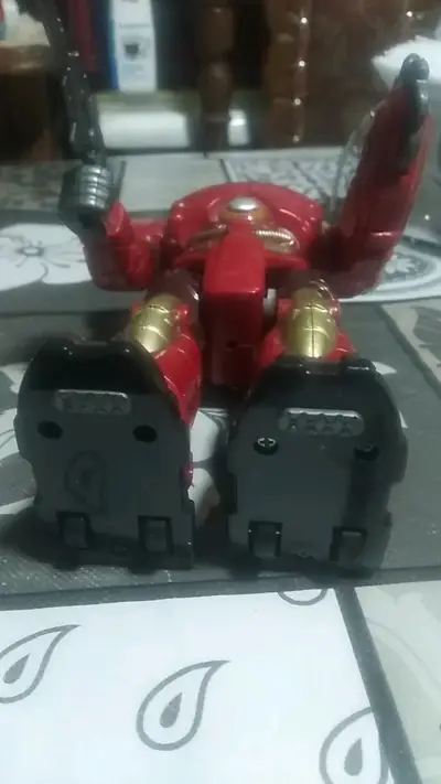 Robot de Juguete Rojo con Detalles Dorados - miniatura 5