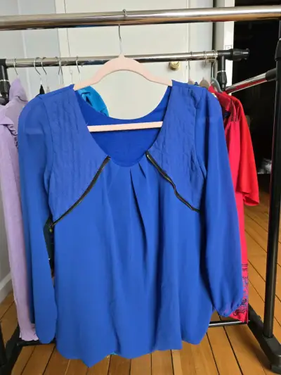 Blusa azul con cierre decorativo - miniatura 2