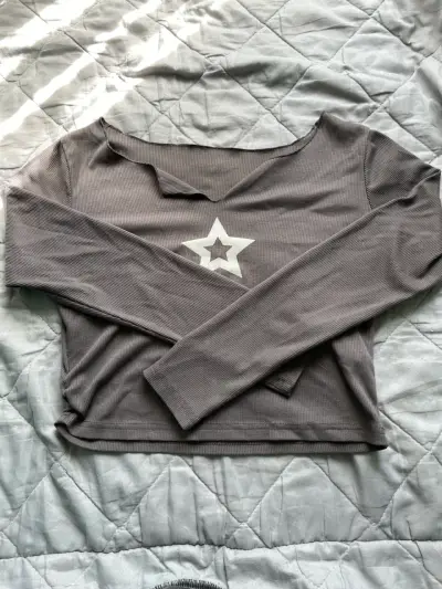 Polera manga larga gris con estrella - miniatura 1