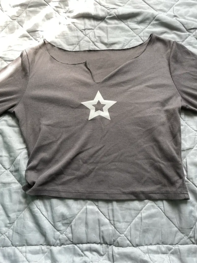 Polera manga larga gris con estrella - 2