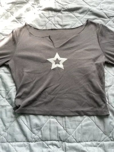 Polera manga larga gris con estrella - miniatura 2