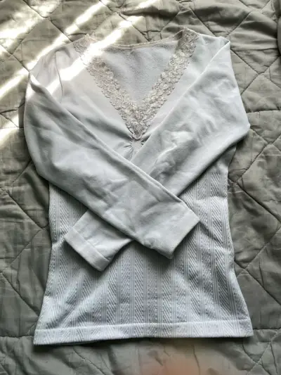 Polera Blanca con Encaje para Mujer - miniatura 1